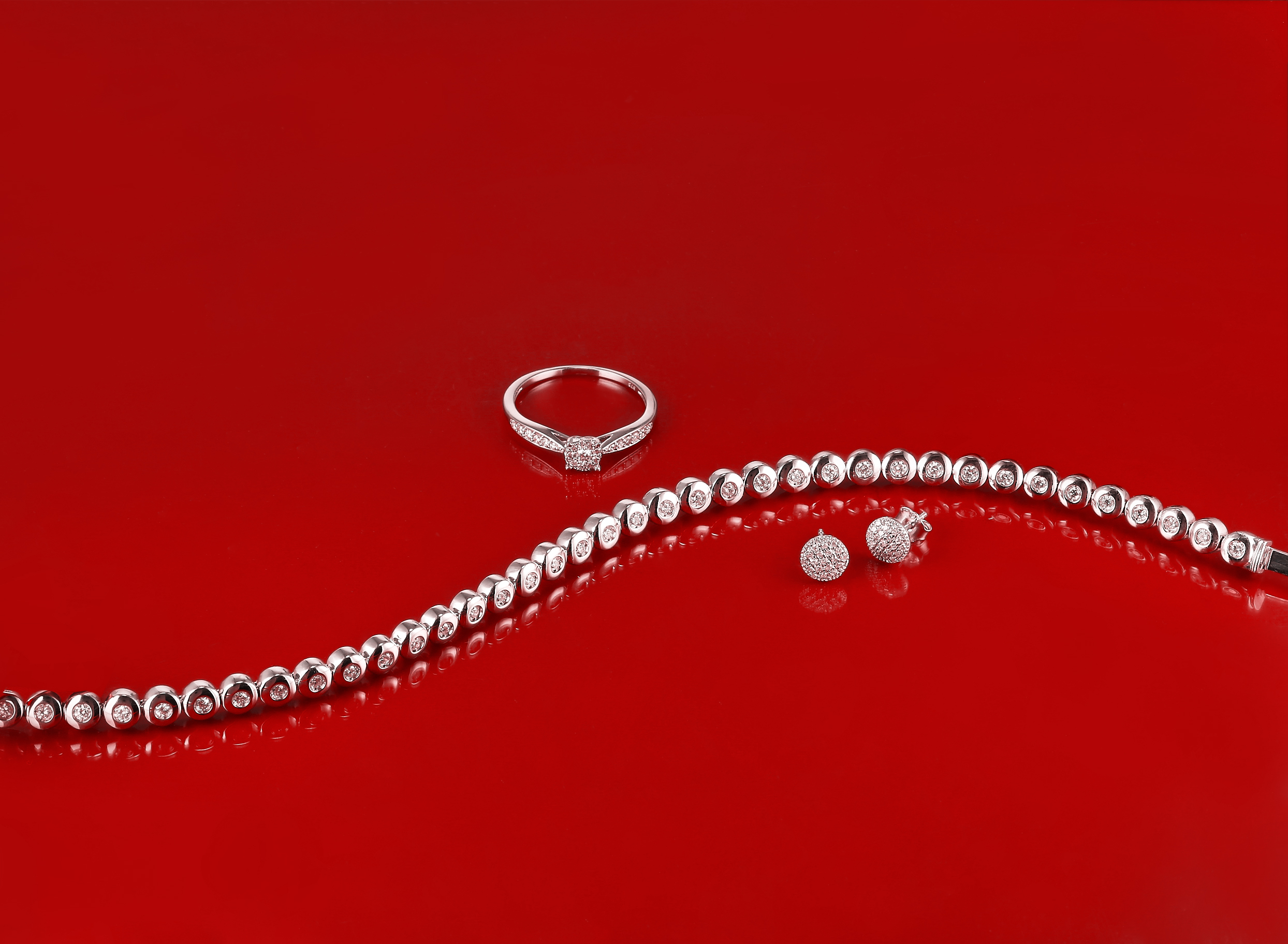 Valmano campaign visual, red